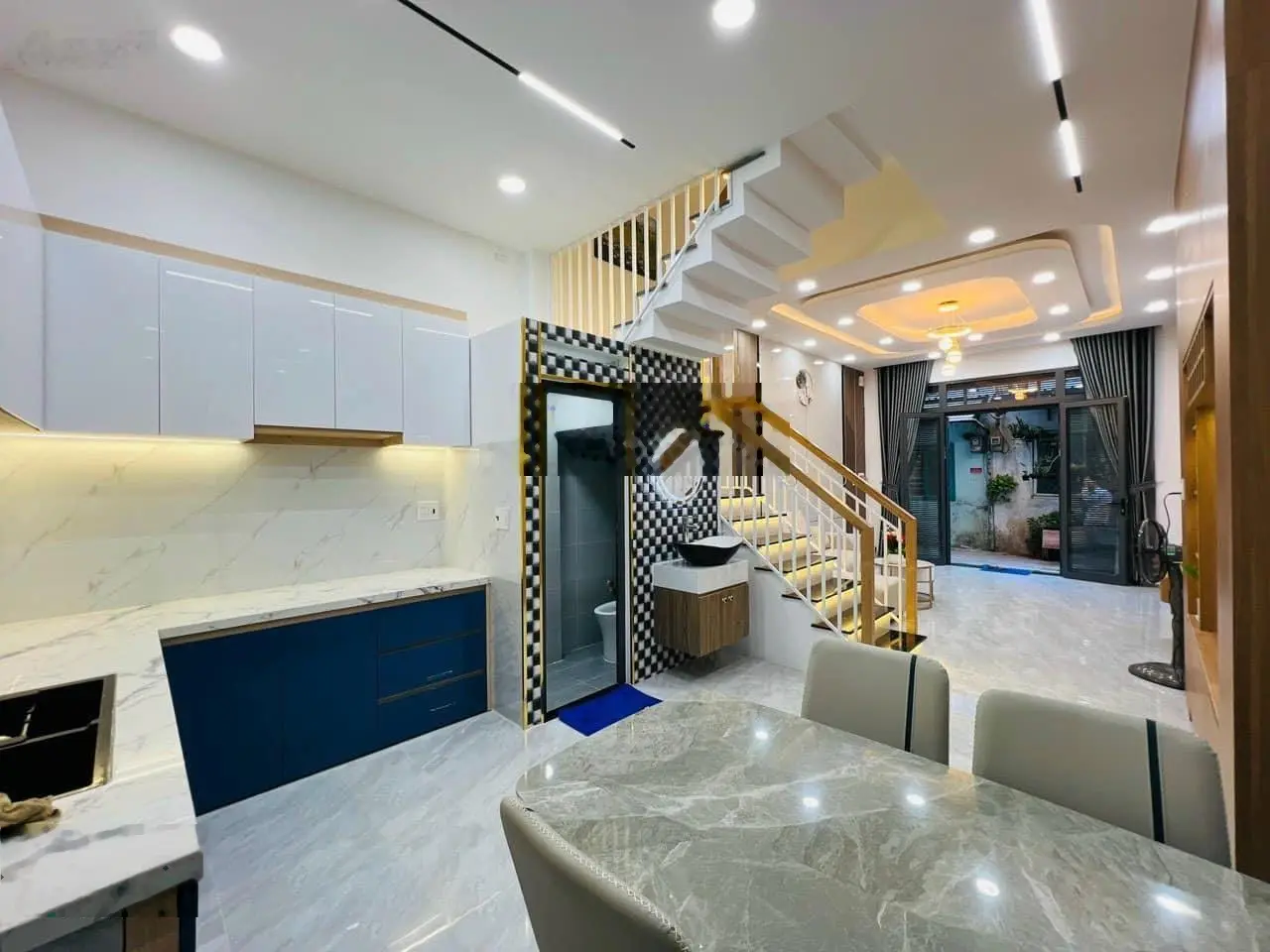 Giảm sâu 30% bán gấp nhà HXH Hoàng Văn Thụ, P.2, Tân Bình, 70m2, 3tỷ7, cho thuê 20tr/th, sổ riêng