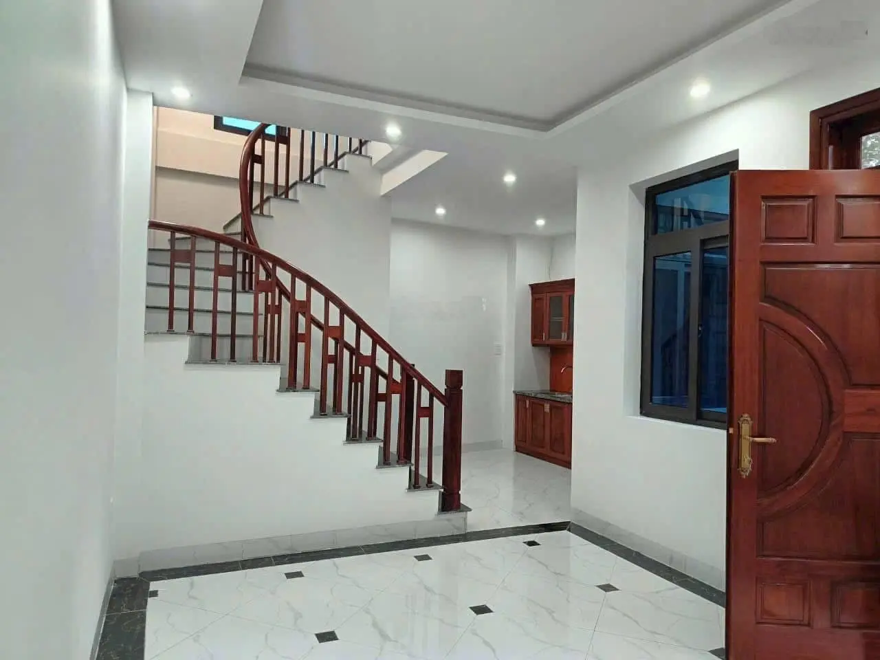 Anh trai cần tiền giảm chào bán gấp 5,28 tỷ căn nhà ngay công viên cự khối 16 chỗ đỗ cổng