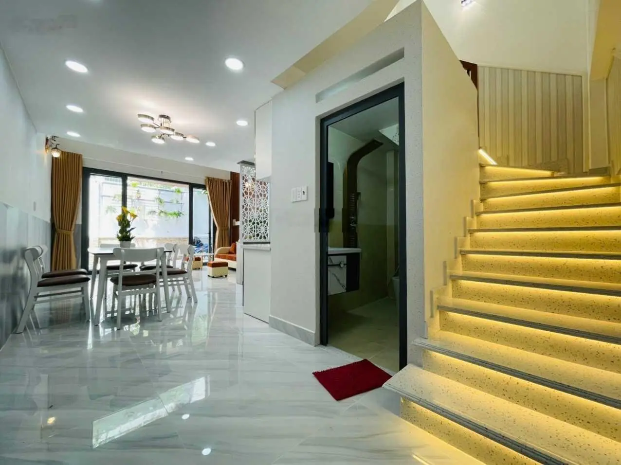 Bán gấp nhà 1 trệt 3 lầu 100m2, MT kinh doanh buôn bán được. 2.5 tỷ. Lh 0394 000 *** em Oanh