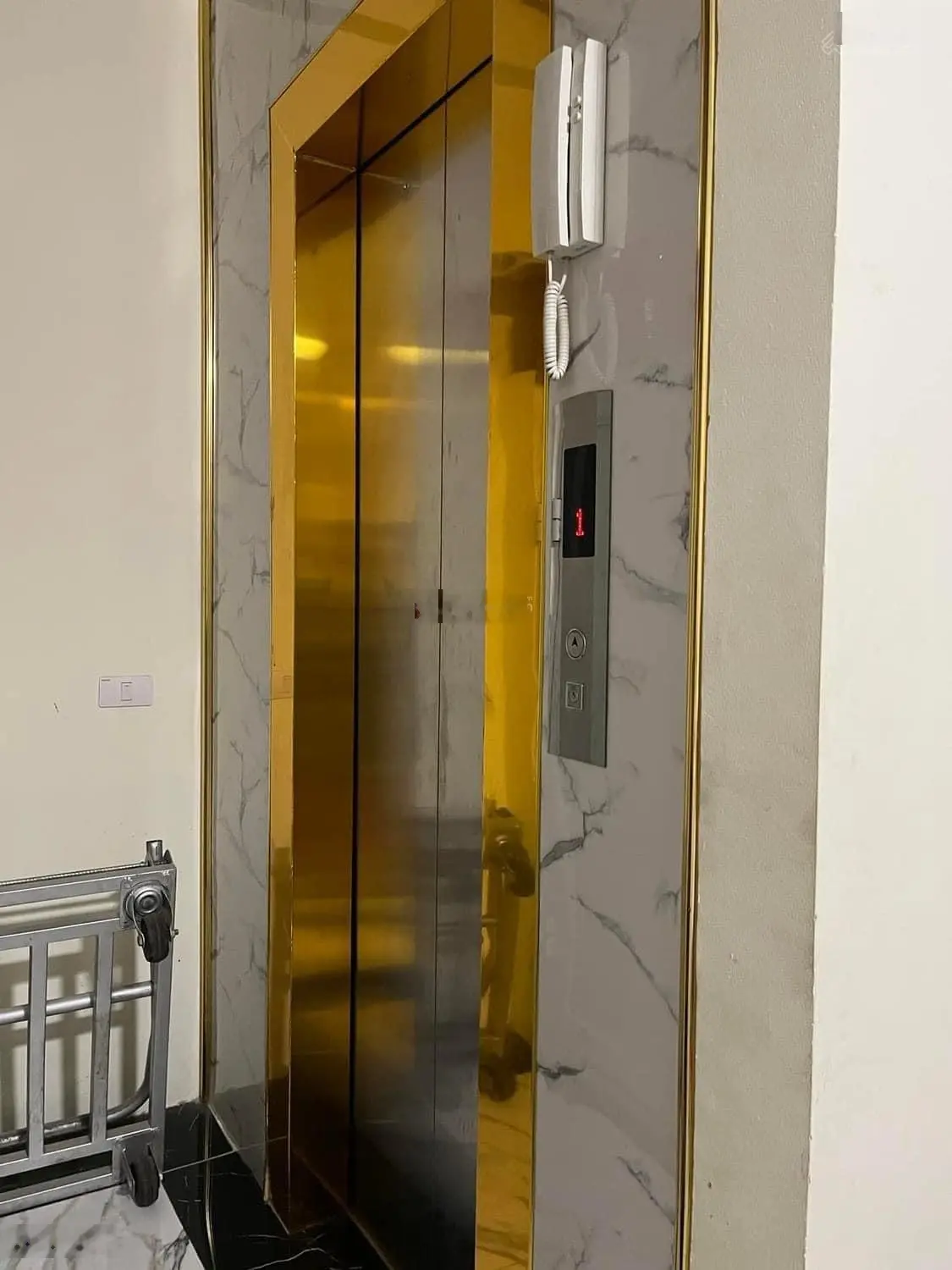 6 tầng thang máy - nhà đẹp - ngõ nông rộng - oto cách nhà 150m - ngõ thông tứ tung - tầm tiền nhiều