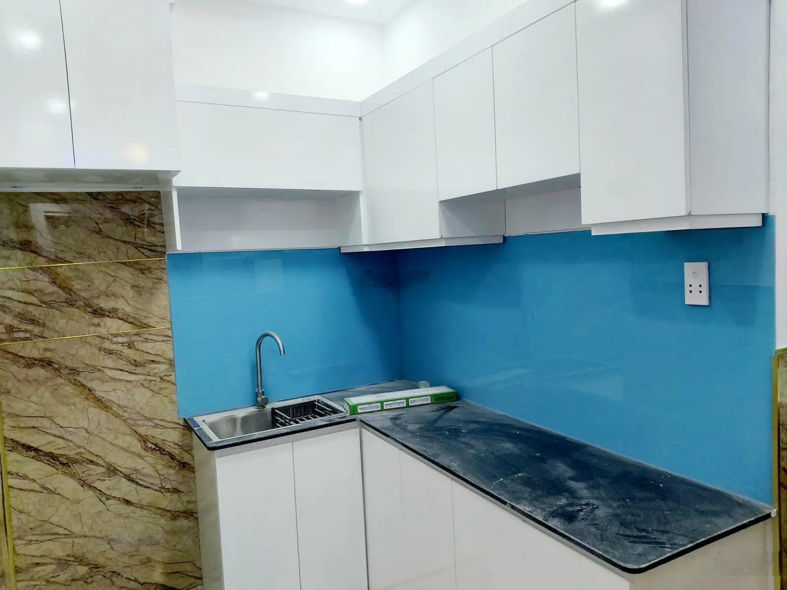 Kẹt tiền bán gấp! Nhà 48m2, Giá 1 tỷ 588 gần công viên Tầm Vu, Bình Thạnh. Hẻm oto, thông,SHR