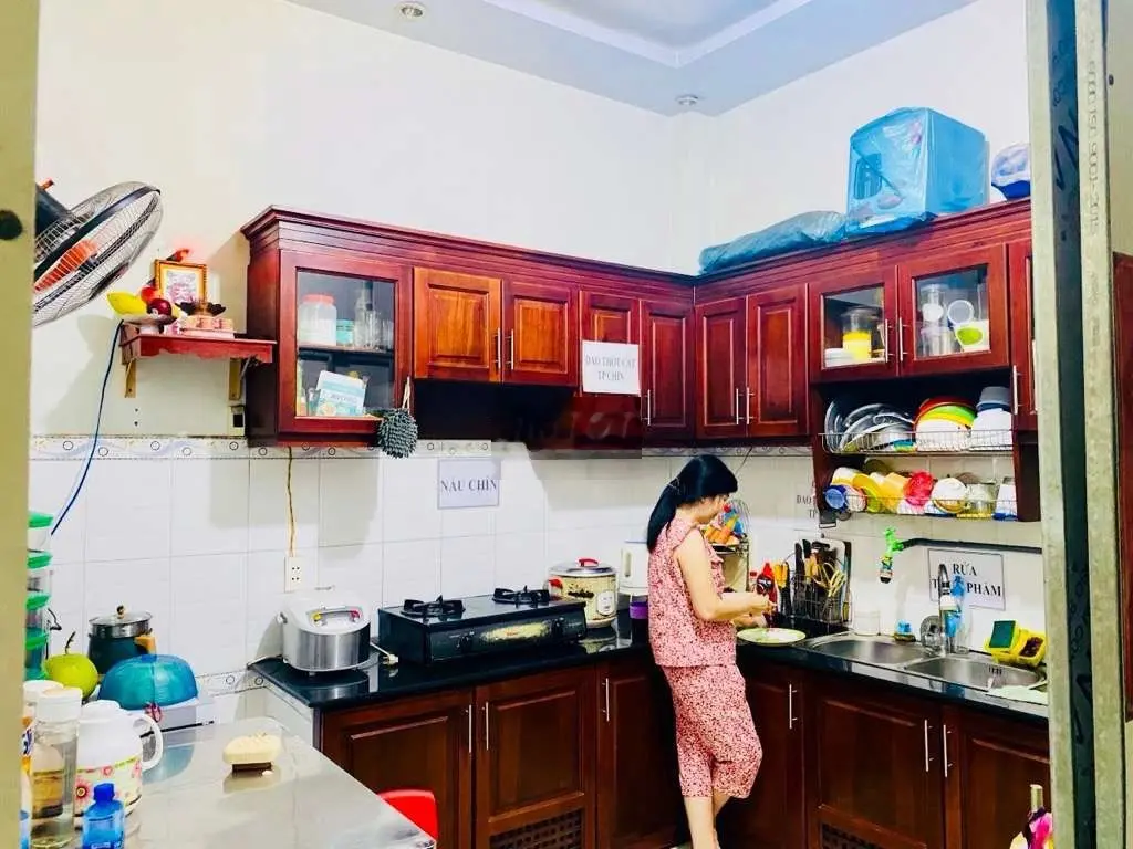 Nhà 3 tầng mặt tiền đường số 6, đang cho thuê 20 triệu, giá chỉ 7,9 tỷ