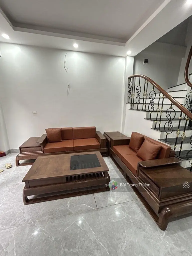Bán nhà dân xây hơn 40m2 ở Phố Trạm, Long Biên, cách Ô tô tránh 15m, giá đẹp