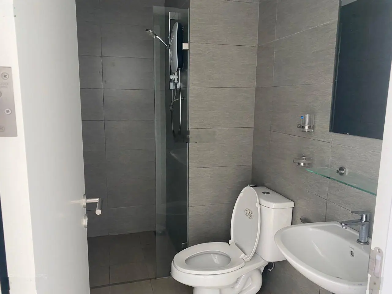 Cần bán CH Hausneo, ngay vòng xoay Liên Phường, Q9 gồm 2 PN và 2 WC có nội thất: LH 0901 460 ***