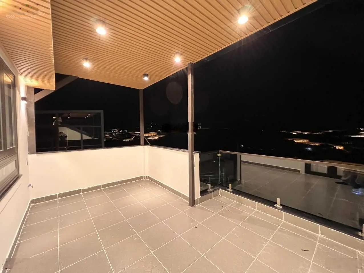 Nhà mới view đẹp góc 2MT KQH Trần Anh Tông 4,5x16m vuông vức 4 tầng cách Hồ Xuân Hương 1km
