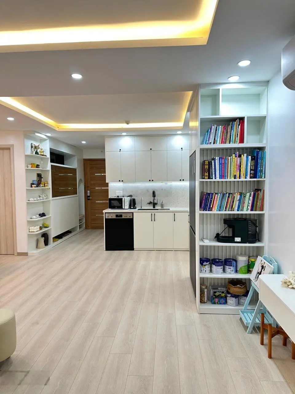 Tôi cần bán gấp căn 3 ngủ 91m2 The Garden Hills, Giá 5,2 tỷ, sẵn sổ full nội thất. LH 0989 526 ***
