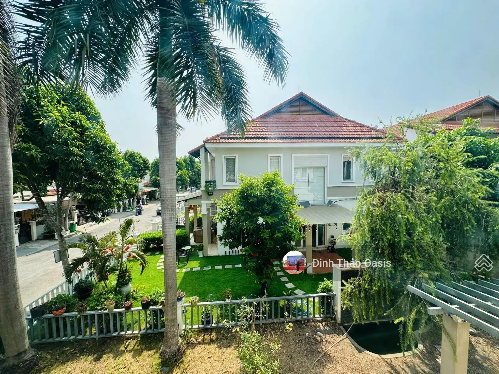 Bán biệt thự đẹp ngang 14mx18,5m trục chính gần hồ bơi kế siêu thị Aeon Mall và sân Golf sông Bé