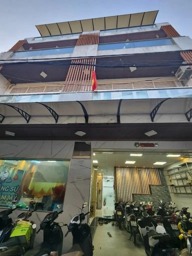 Tòa nhà công ty 5 tầng - thang máy - 135m2 - liên khu 10 - 11 - giá 13.6 tỷ