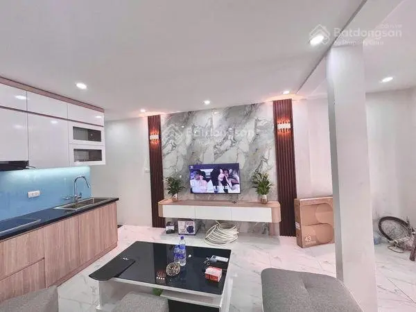 Nhà đẹp quan hoa-7.5 tỷ-40m2-6t thang máy- ngõ trải nhựa-ba gác tận của- trước nhà rộng- gần phố.