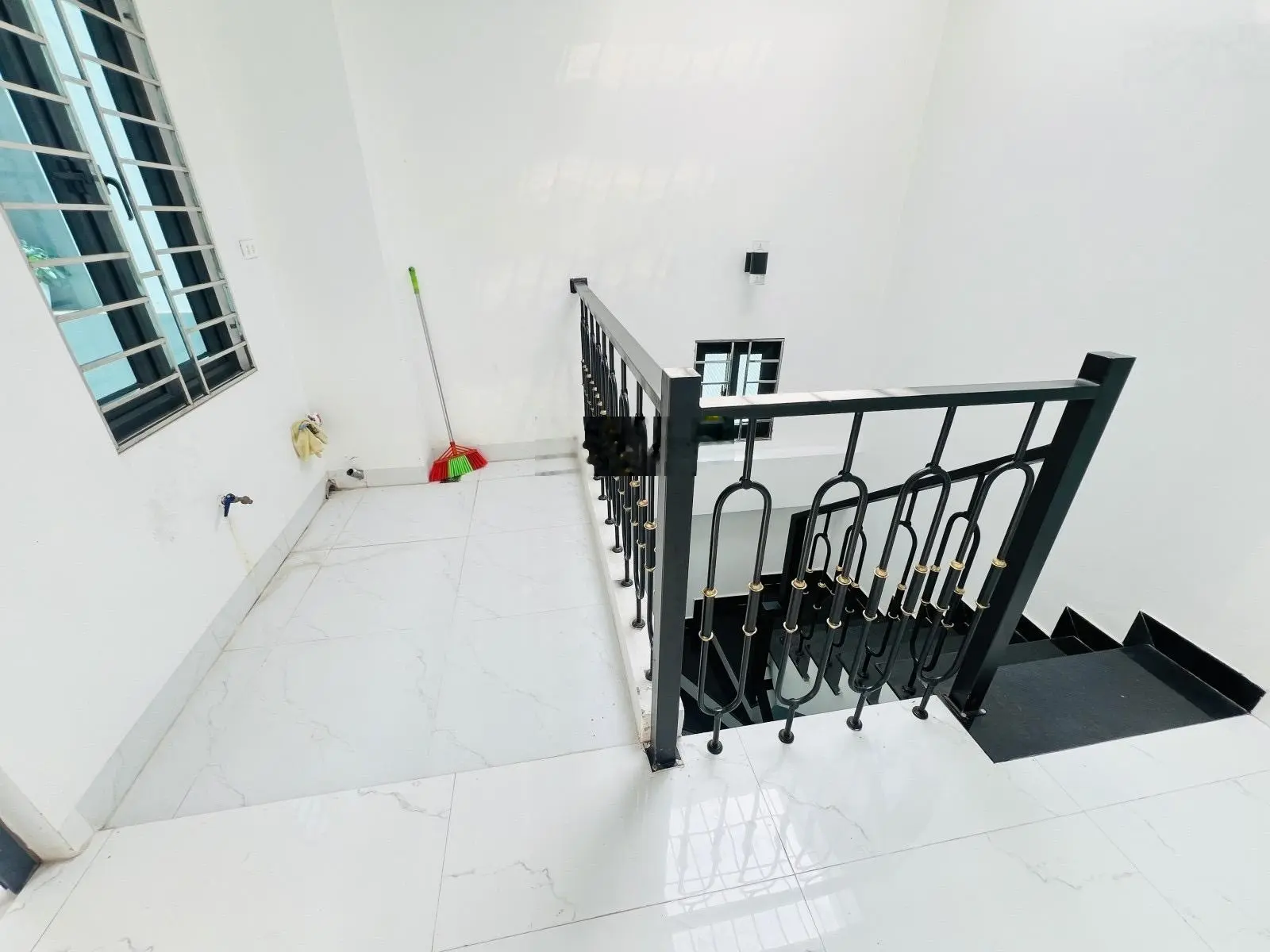 Nhà dân xây 3 thoáng - ngay mặt phố - oto tránh dừng đỗ vào nhà - kinh doanh sầm uất - hiếm có