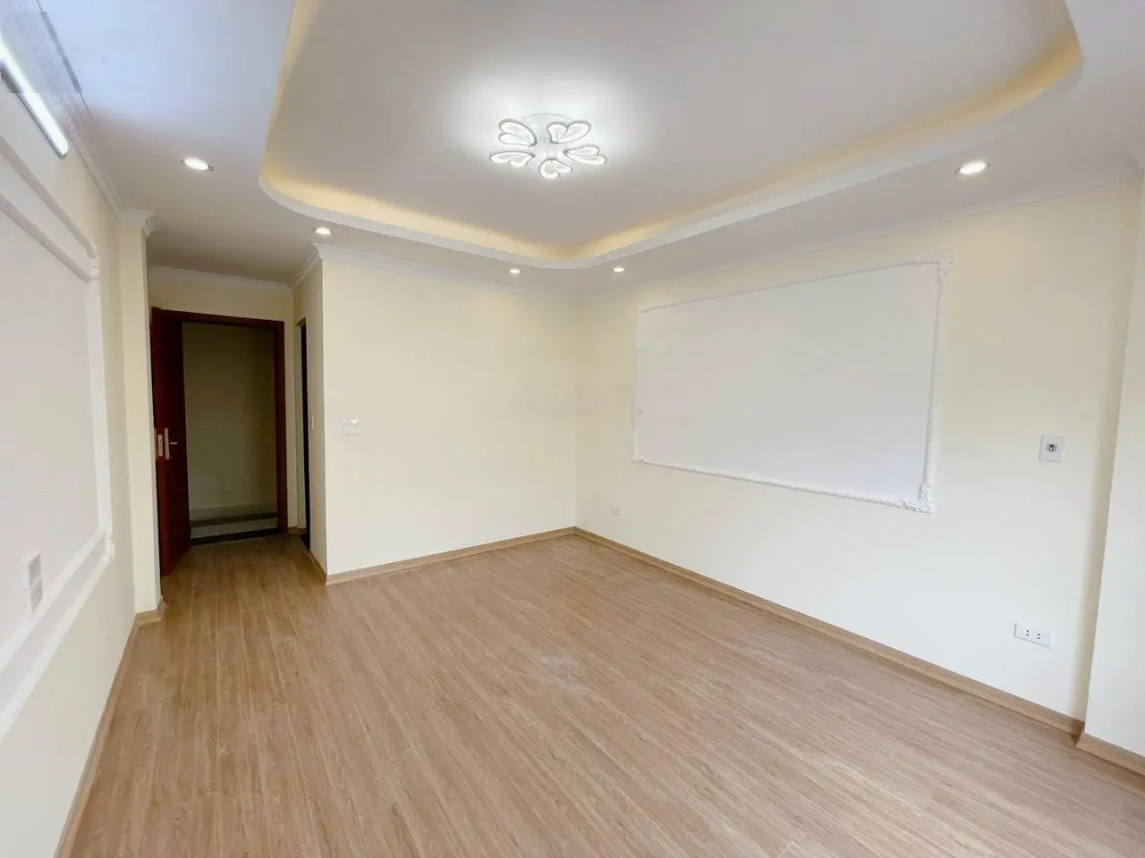 Rẻ Nhất PHỐ ĐỒNG NHÂN, GIÁ 3,65 Tỷ nhà 5 Tầng 20m ra đường ô tô tránh
