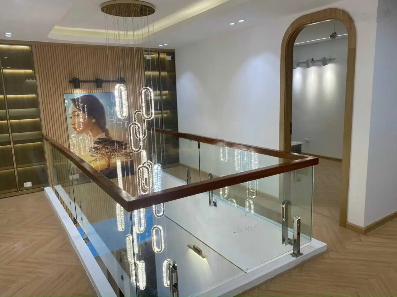 Chuyển nhà xuống biệt thự nên gia đình tôi đang cần bán căn hộ duplex DT 235m2, đầy đủ nội thất