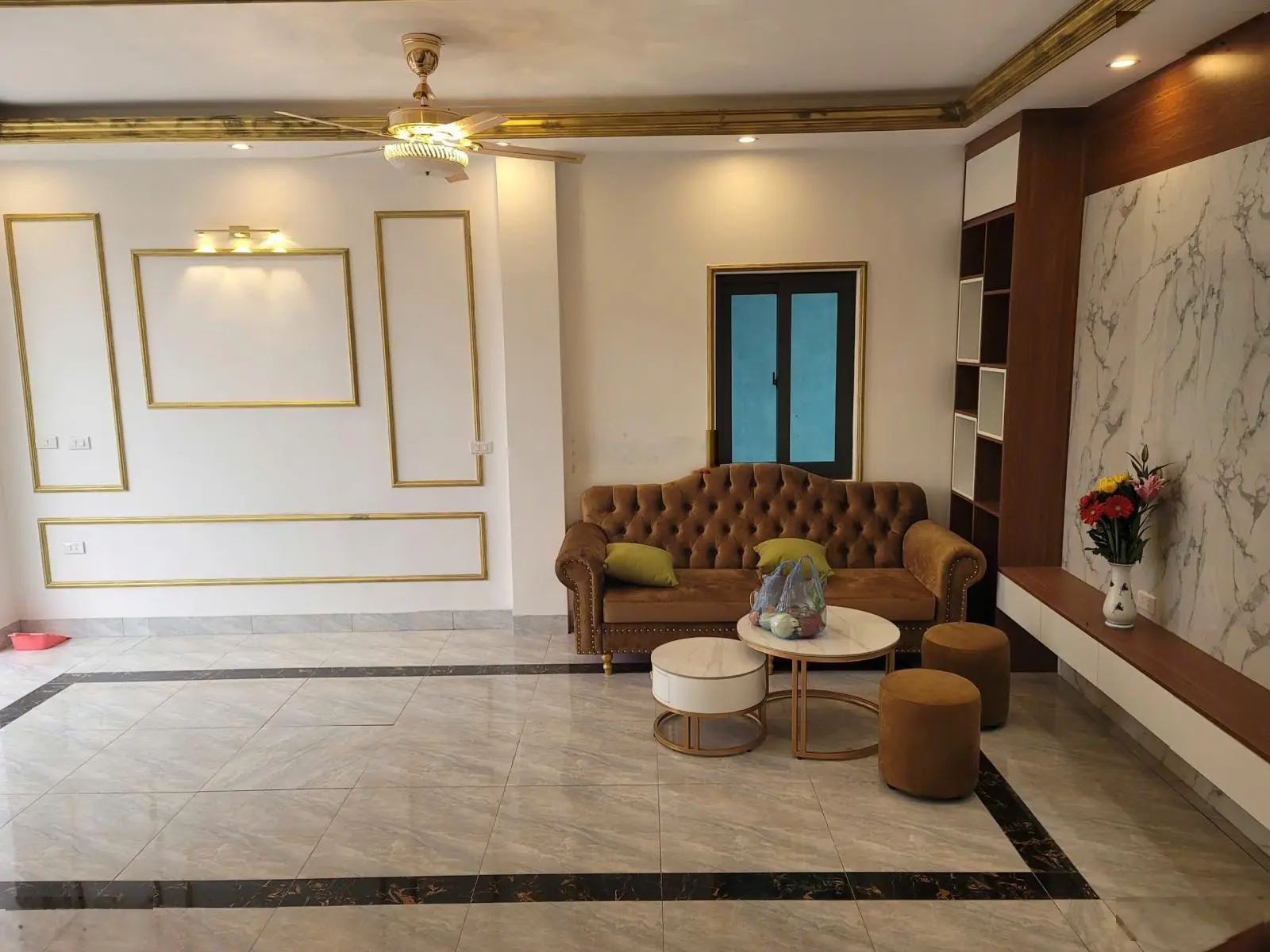 Chính chủ bán nhà mặt sân Vh ô tô vào nhà, đỗ cửa thoáng vĩnh viễn lô góc 2 mặt ngõ 40m2