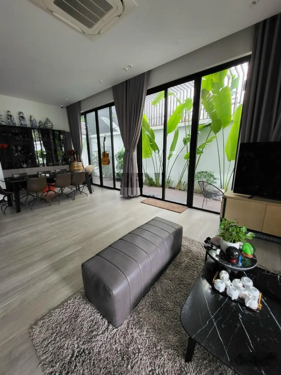Cần bán gấp biệt thự siêu đẹp đối diện công viên 192m2 giá 25 tỷ thương lượng LH: 0902 468 ***