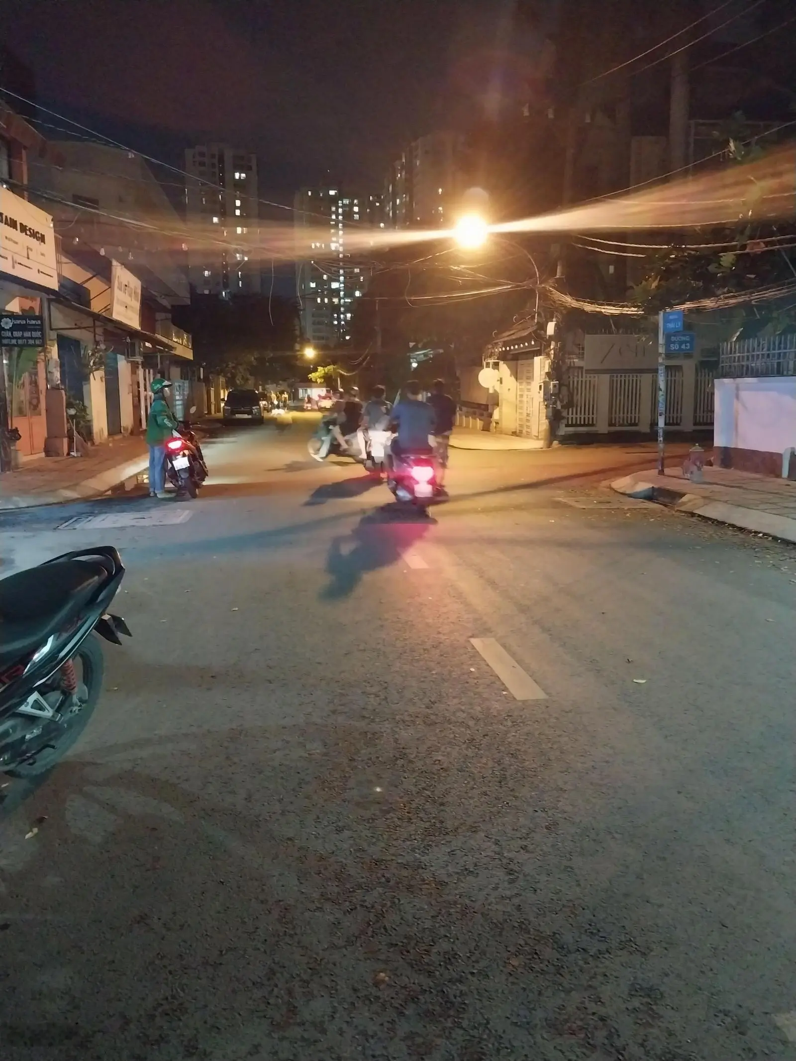 Bán lô đất đẹp , 105m2 ,ngay trường đại học văn hóa . thảo điền . giá 9,x tỷ