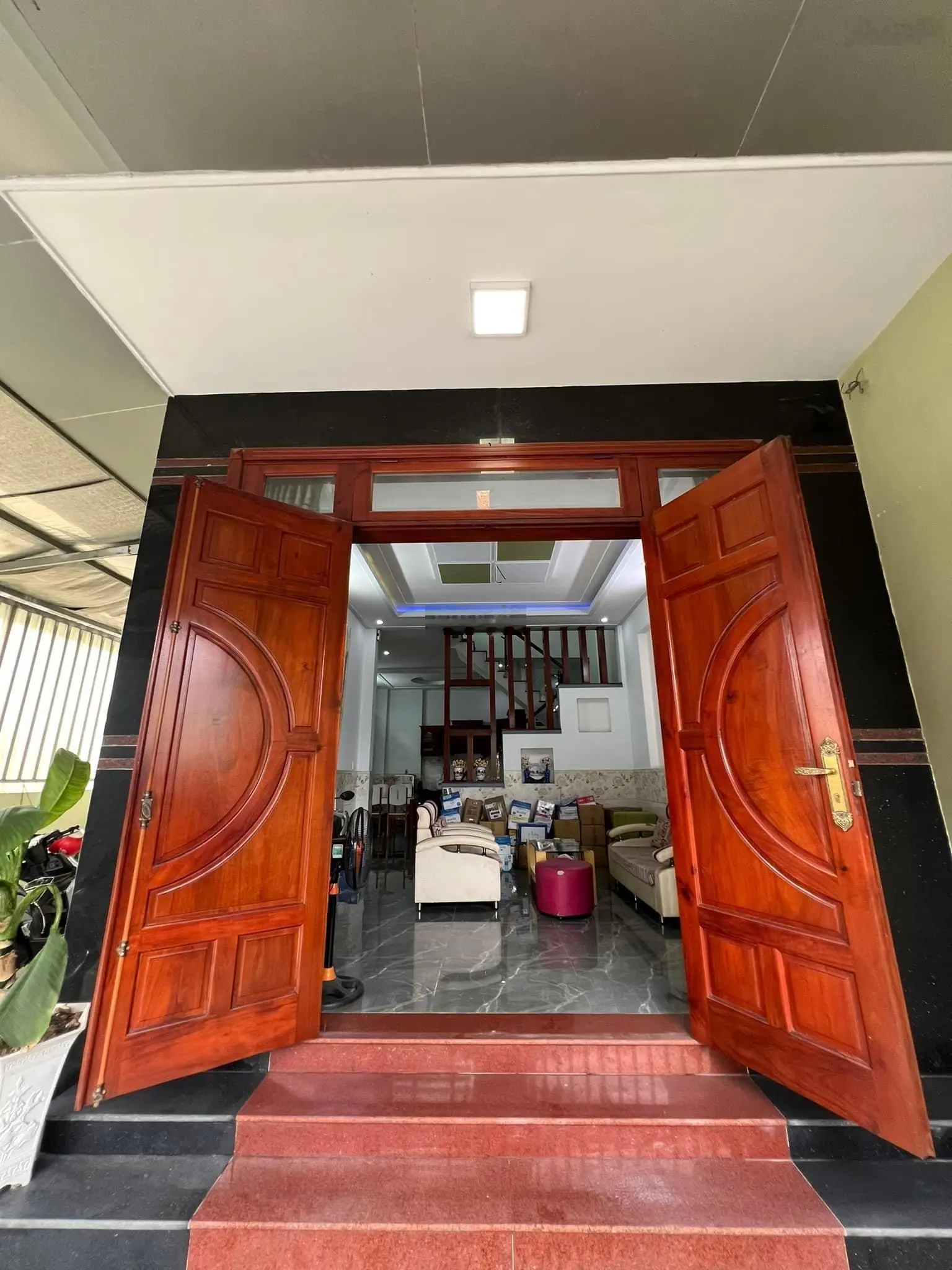 Bán nhà 1 trệt 2 lầu góc 2 mặt tiền xây kiên cố do cần tiền nên bán lại giá thương lượng mạnh