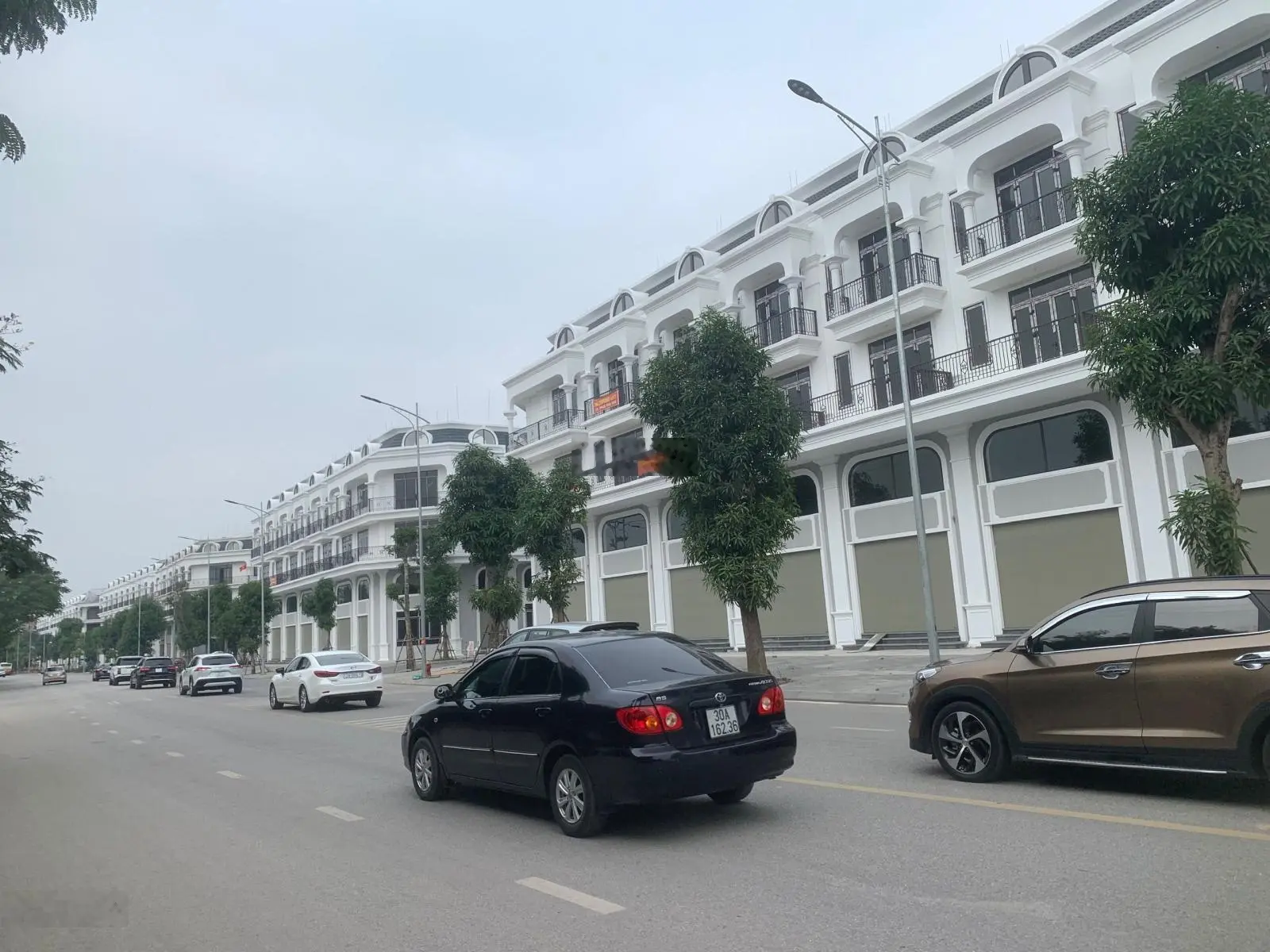 Bán gấp căn shophouse đối diện 4 tòa chung cư đang xây dựng, đường 20m, vỉa hè 8m, giá hơn 10 tỷ