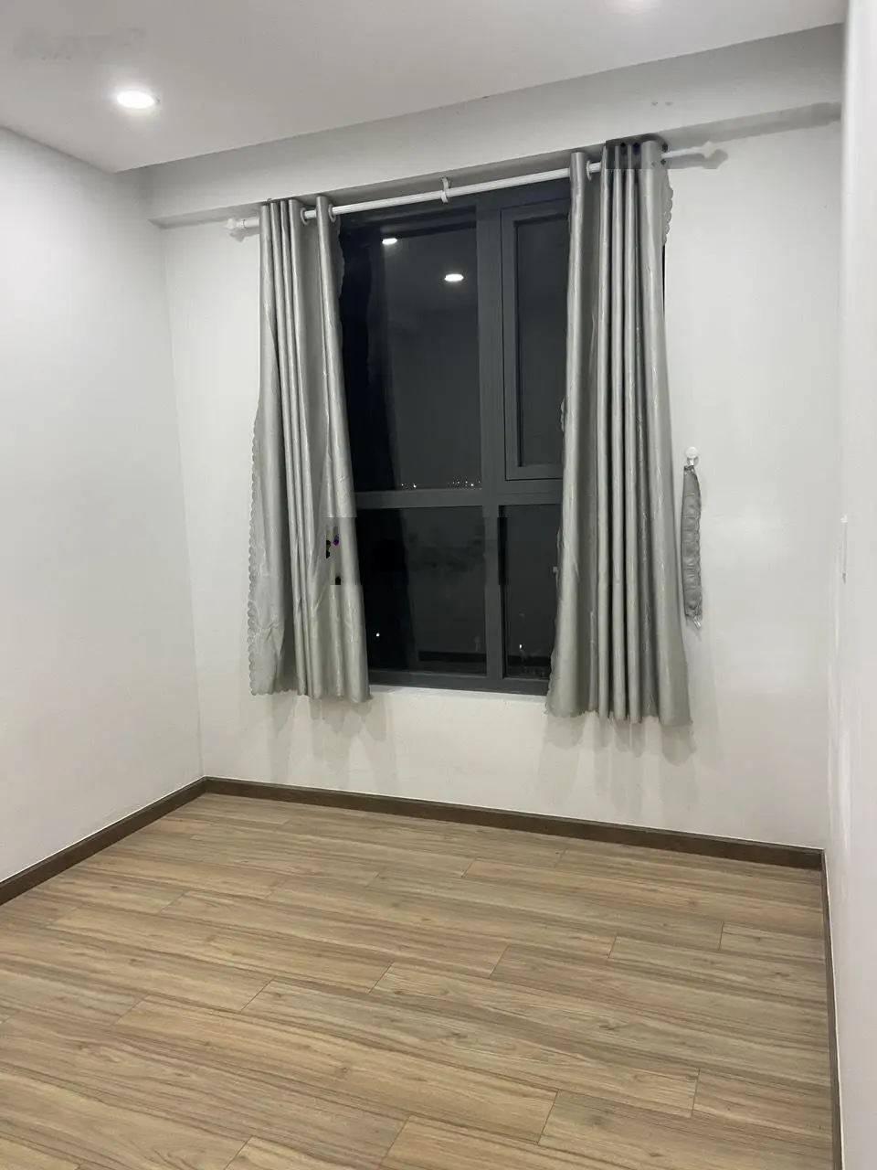 Chủ cần bán gấp căn 2PN 57m2 - Bcons Plaza. Giá cực rẻ chỉ 1ty8 trọn sổ, chủ lỗ gần 100tr. Đã có sổ
