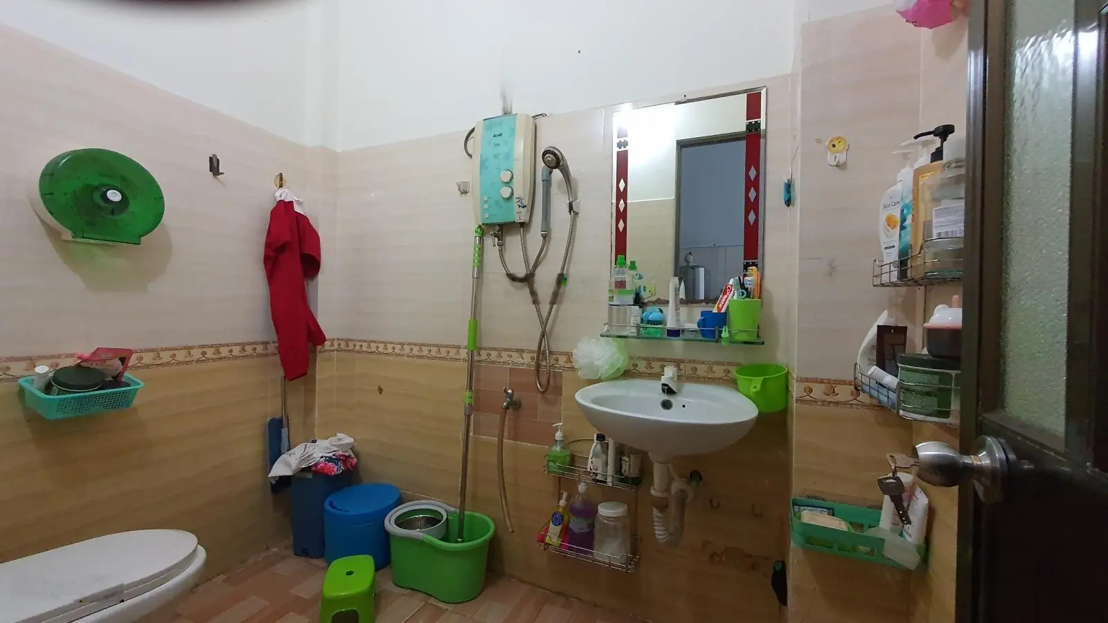 Nhà vị trí rất đẹp, xe hơi trước cửa, quay xe dễ dàng, gần đường lớn, 4m*15m đúc 3 lầu ST 4PN 4WC