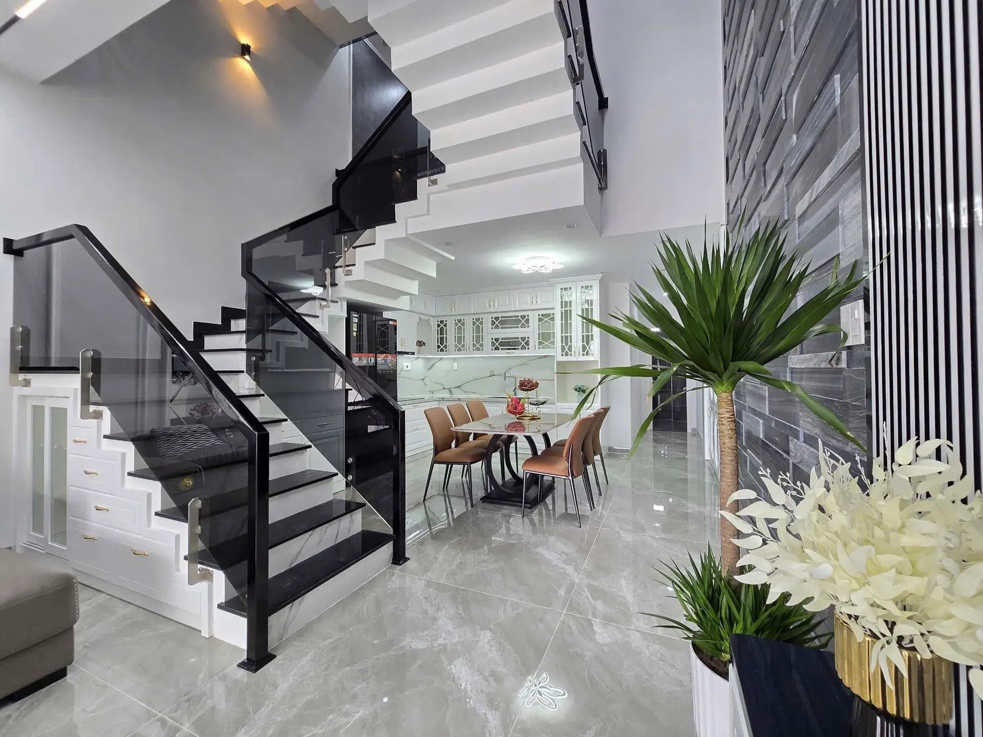 (Sổ rẻ) cần bán gấp nhà, Bình Chánh, DT 95m2, 1T 1L, 5PN, đang cho thuê 10tr/1tháng, SHR