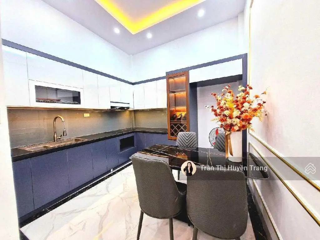 Bán nhà đẹp 40m2 Cầu Giấy, 4 tầng 4 ngủ, ngõ thông, ô tô đỗ cửa, 8 tỷ 100