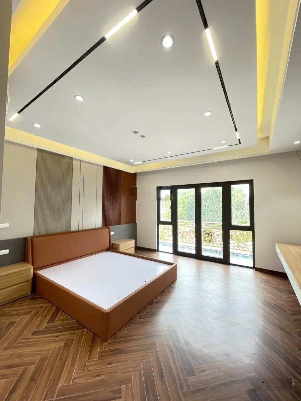Nhà 7 tầng thang máy mới tinh full đồ view trọn sân gofl long Biên Mua Ở Đón Tết Luôn