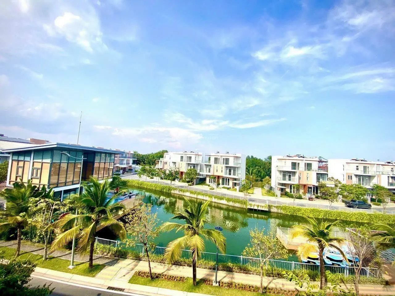 Bán biệt thự view hồ Dragon Village 120m2 - sổ hồng sẵn chỉ 8.3 tỷ 0938 030 ***