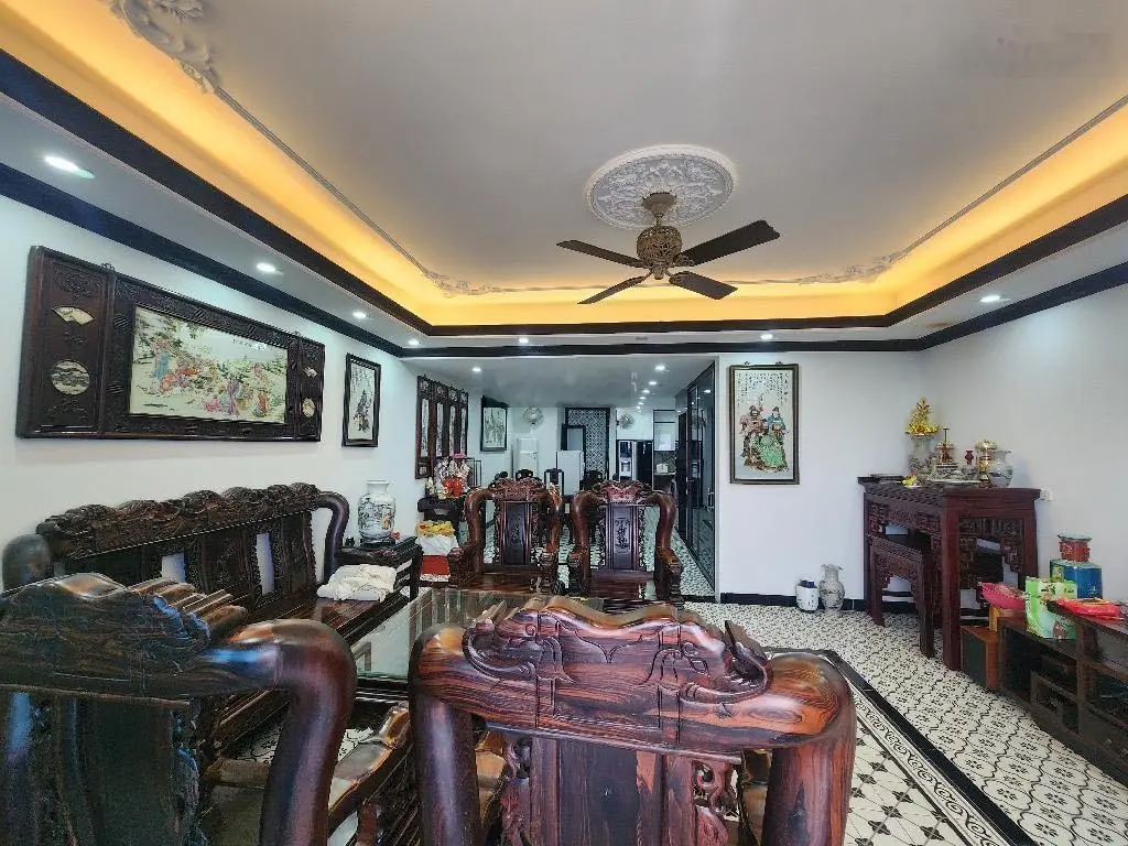Chính chủ bán nhà mặt phố Ngô Gia Tự DT 112m2, MT 6m, vị trí kinh doanh, vỉa hè, view vườn hoa