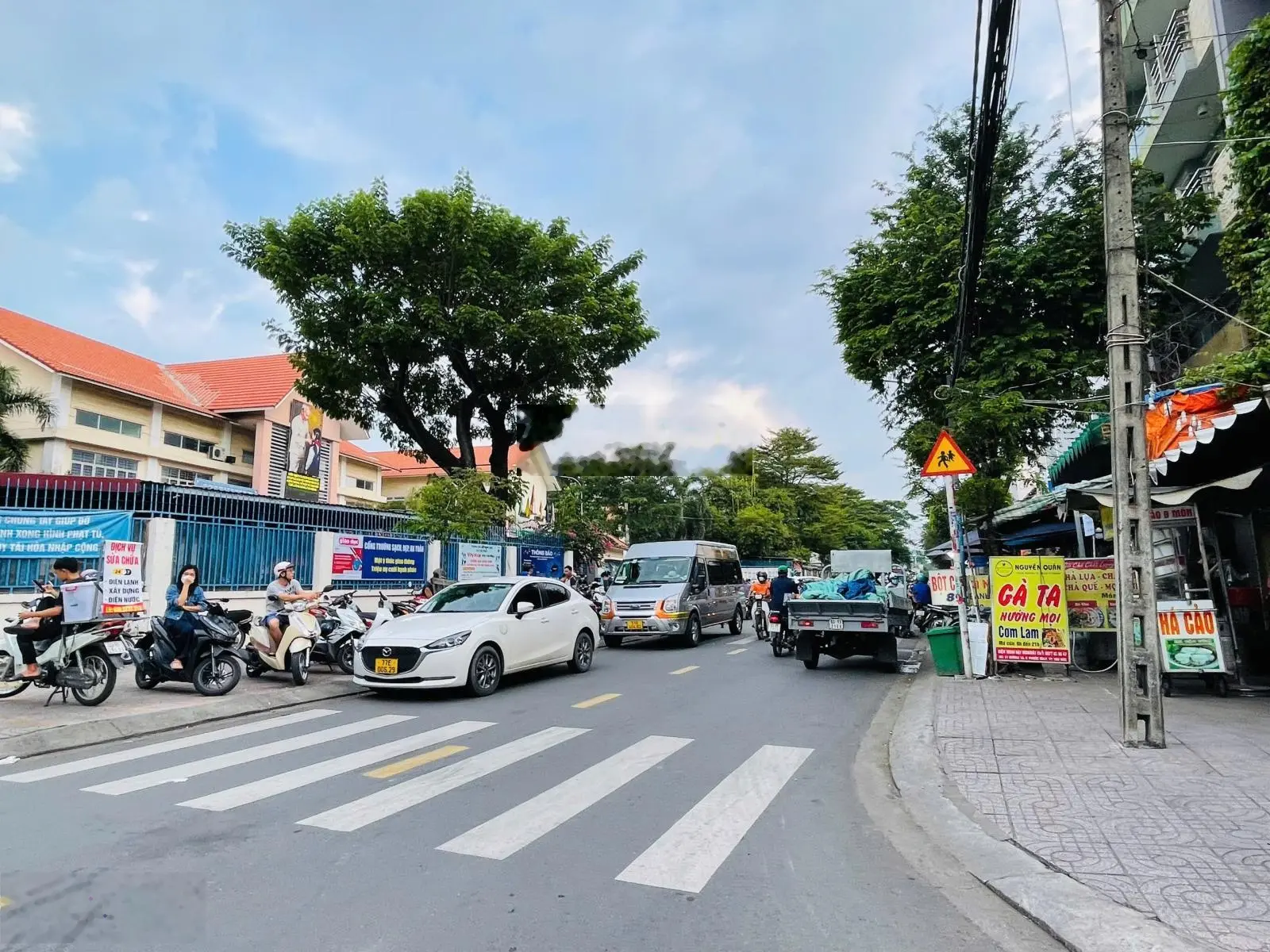 Mặt tiền kinh doanh cực sung, đối diện cổng trường TH Phước Bình, sát chợ. Nhà 3 tầng hoàn công đủ