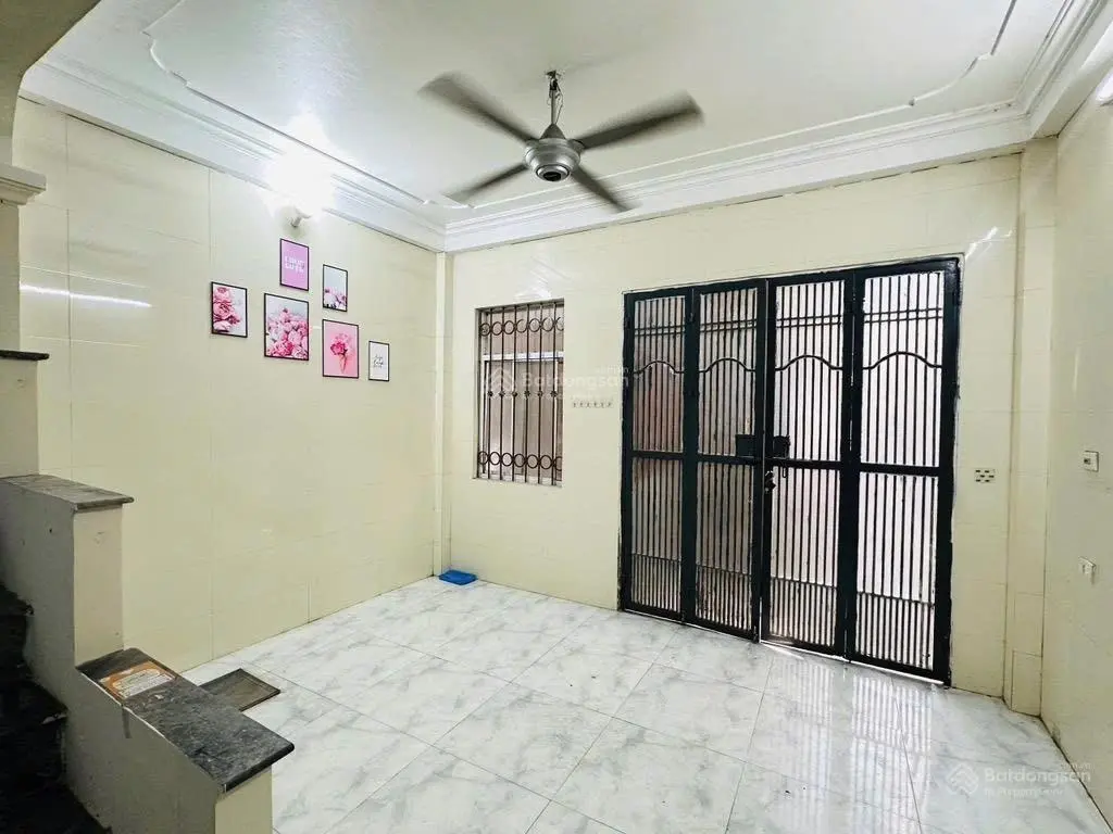 Chỉ 4 tỷ có căn nhà sổ đỏ riêng 4 tầng, 3 ngủ ngõ nông, 20m ra ngõ oto tránh. Giáp danh quận Hbt