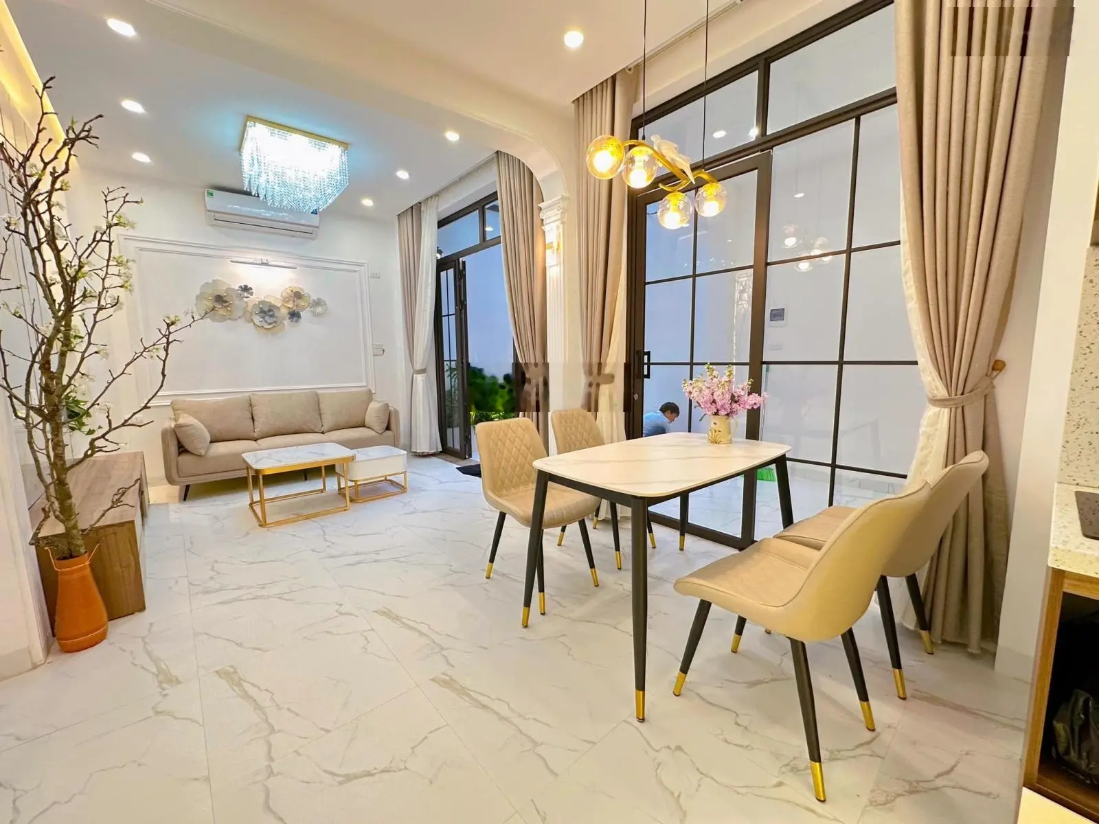 Chủ nhờ bán nhà mặt ngõ 21 Nguyễn Văn Huyên 67m2 kinh doanh sầm uất, nhà mới