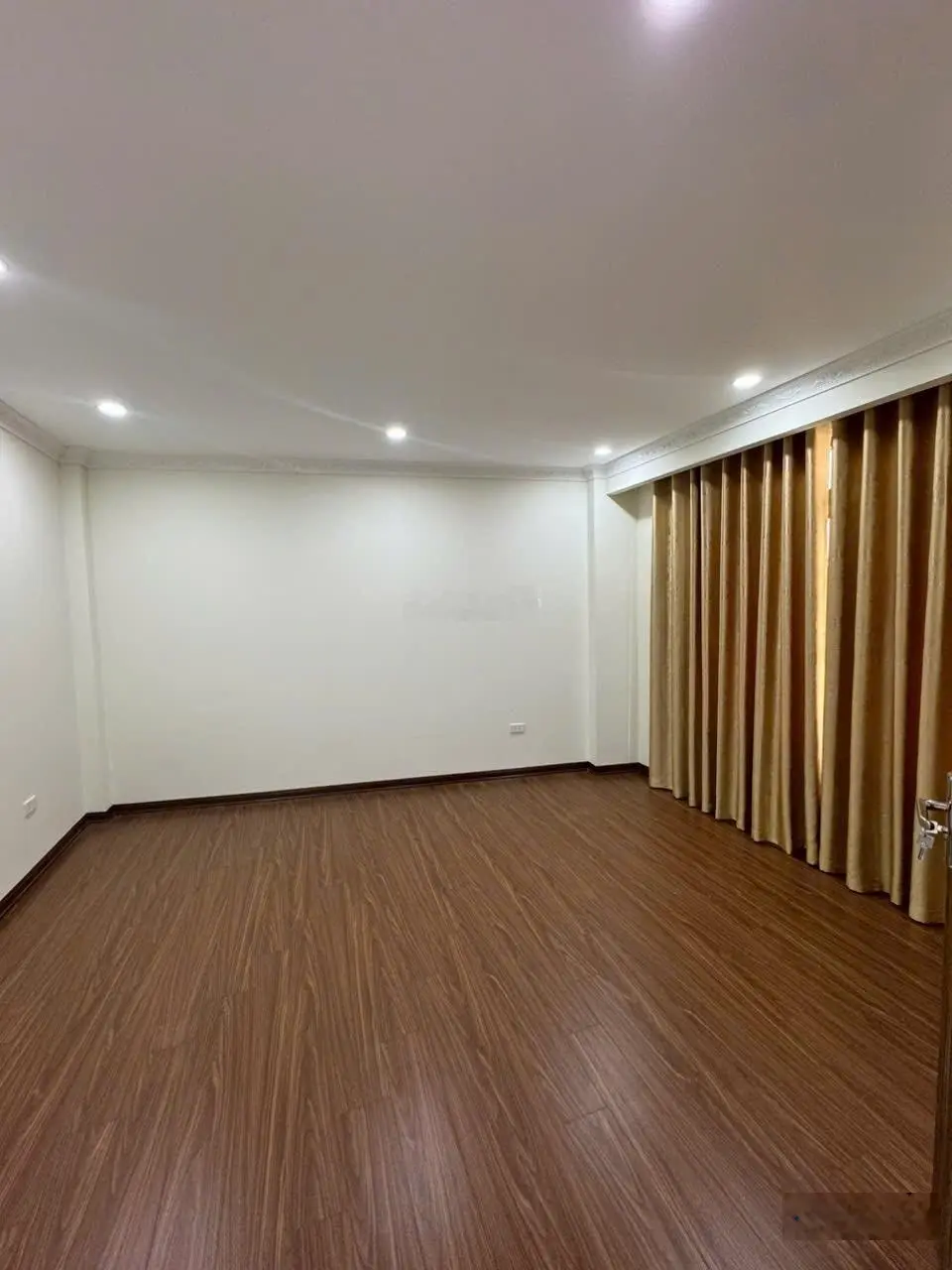 Bán nhà 35m phố Giang Biên Việt Hưng ô tô đỗ cổng