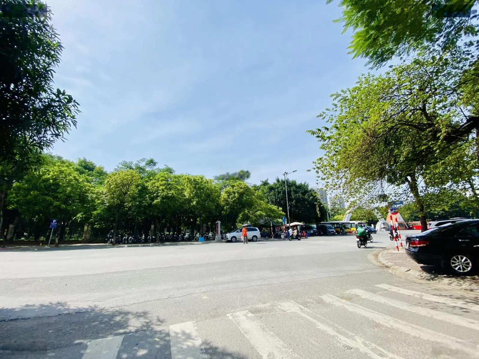 Cần bán nhà liền kề Kđt Dịch Vọng, 103m2. Mt: 6m. Cách công viên Cầu giấy 100m.