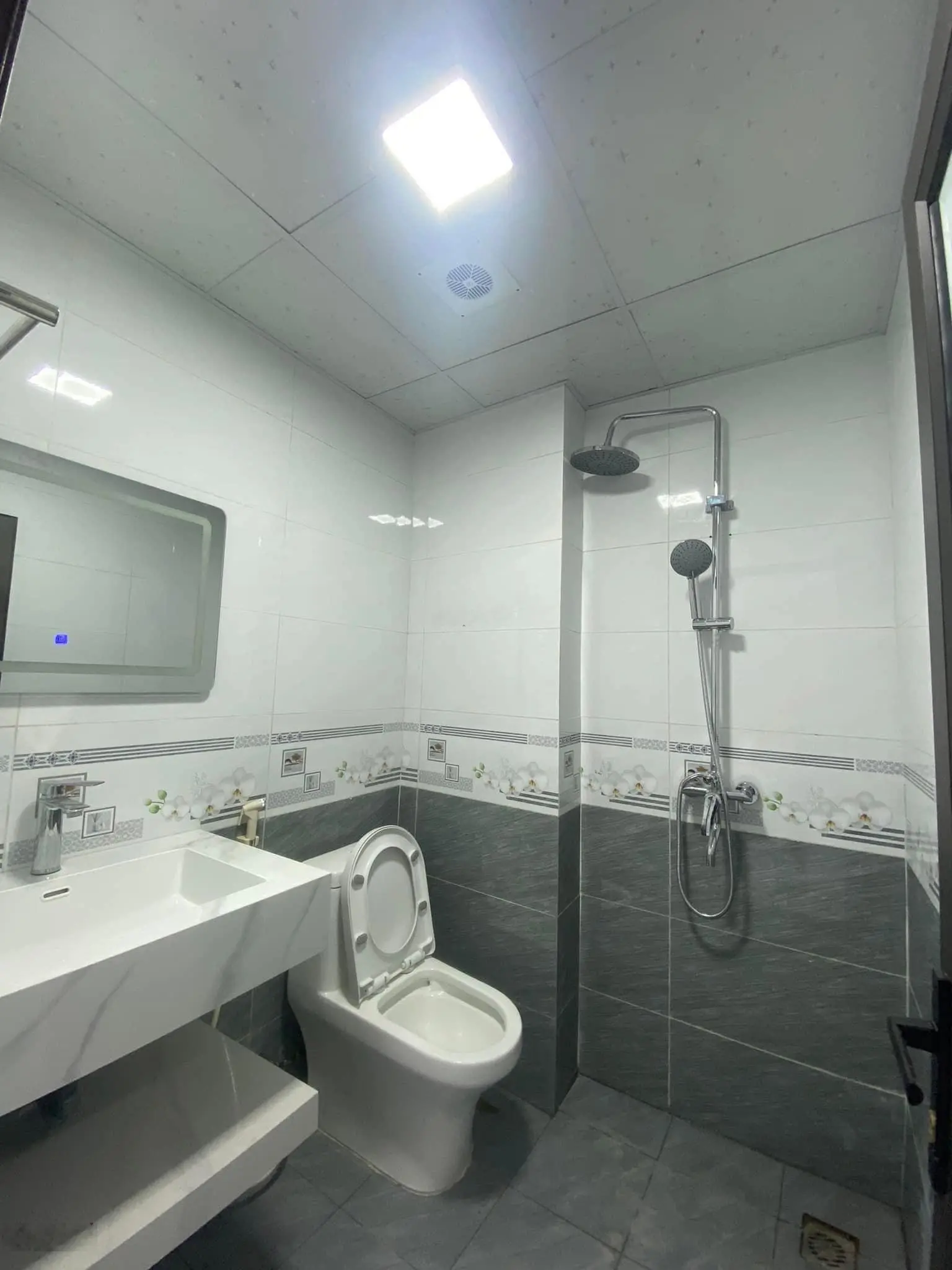 GẤP!! Chỉ bán trong tuần -Chủ nhà cần thu hồi vốn gấp-chấp nhận bán lỗ nhà 4 Tầng giá chỉ 2.4T