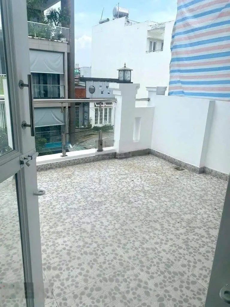 Nhà ngợp cần bán giá 2,45 tỷ VND tại Đường Bà Hom, Quận 6, đuờng vào 5m, SHR, công chứng trong ngay
