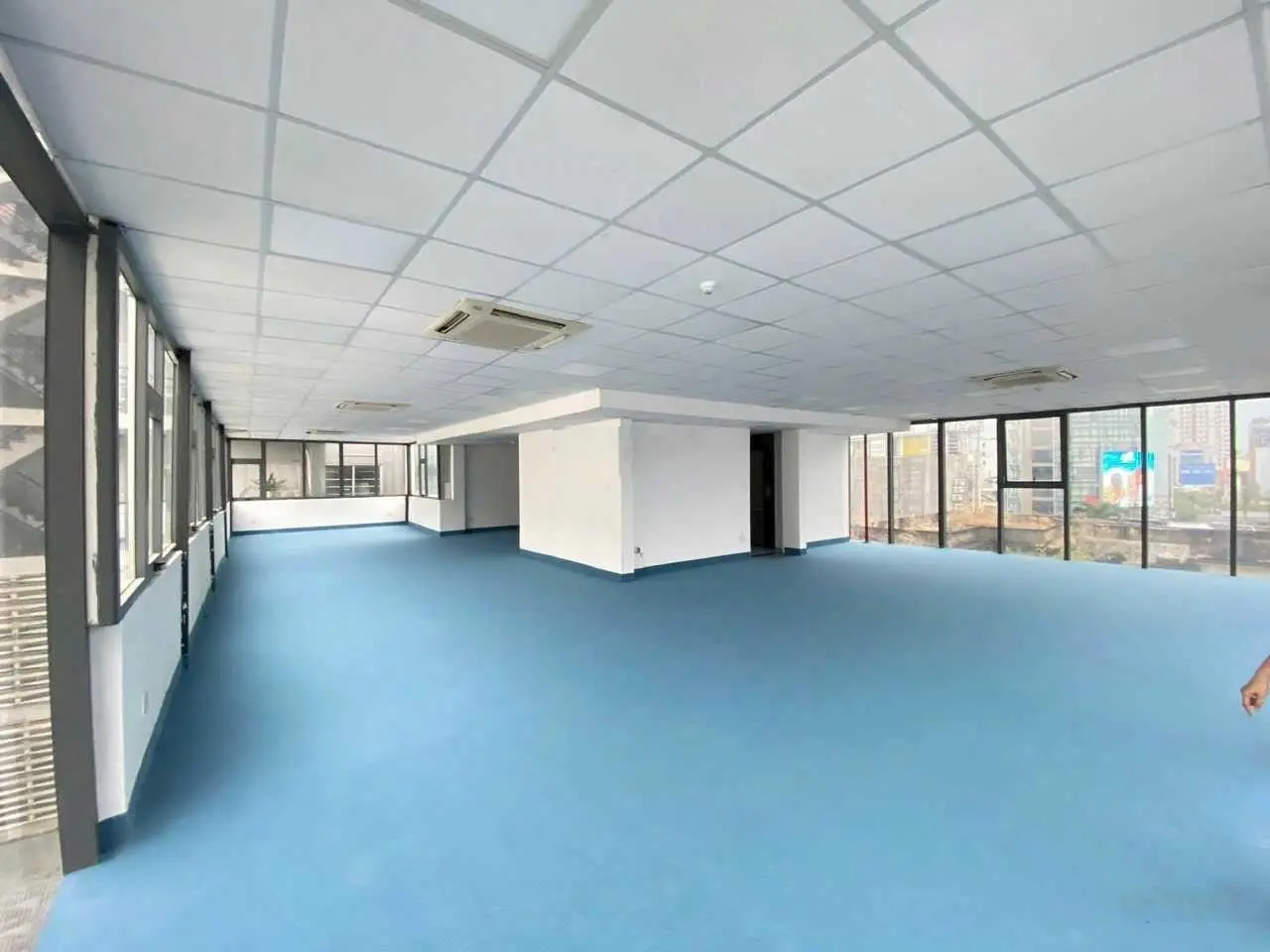 Khu sân bay! Building MT Trường Sơn, Tân Bình, 8x21m, Hầm + 7 Tầng - HĐT: 100 triệu, giá 36 tỷ