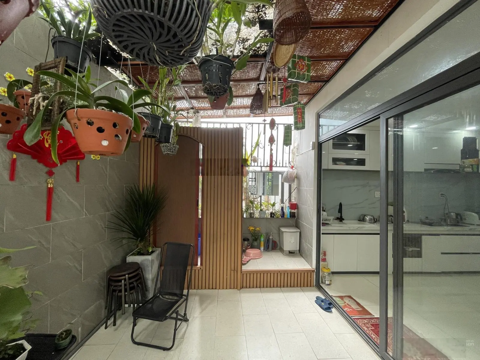 Bán Nhà Mặt Tiền Kinh Doanh Ngay Giga Mall - Đường thông 8m có vỉa hè, nội thất cao cấp có sân vườn