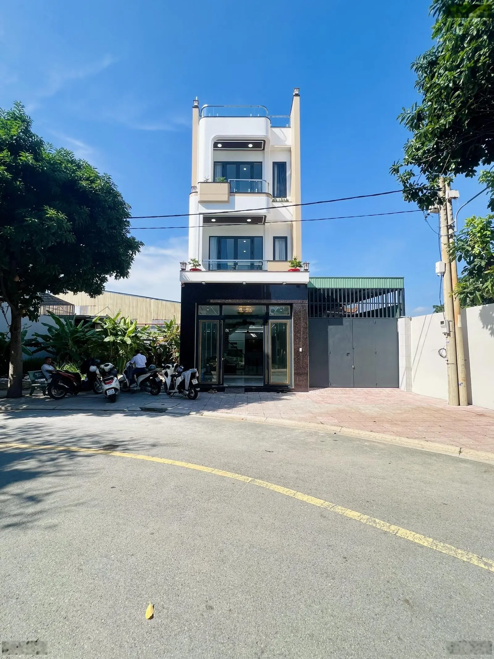 Bán Gấp Căn Nhà Phố Sổ Riêng Giá Rẻ Toạ Lạc Tại Thành Phố Dĩ An