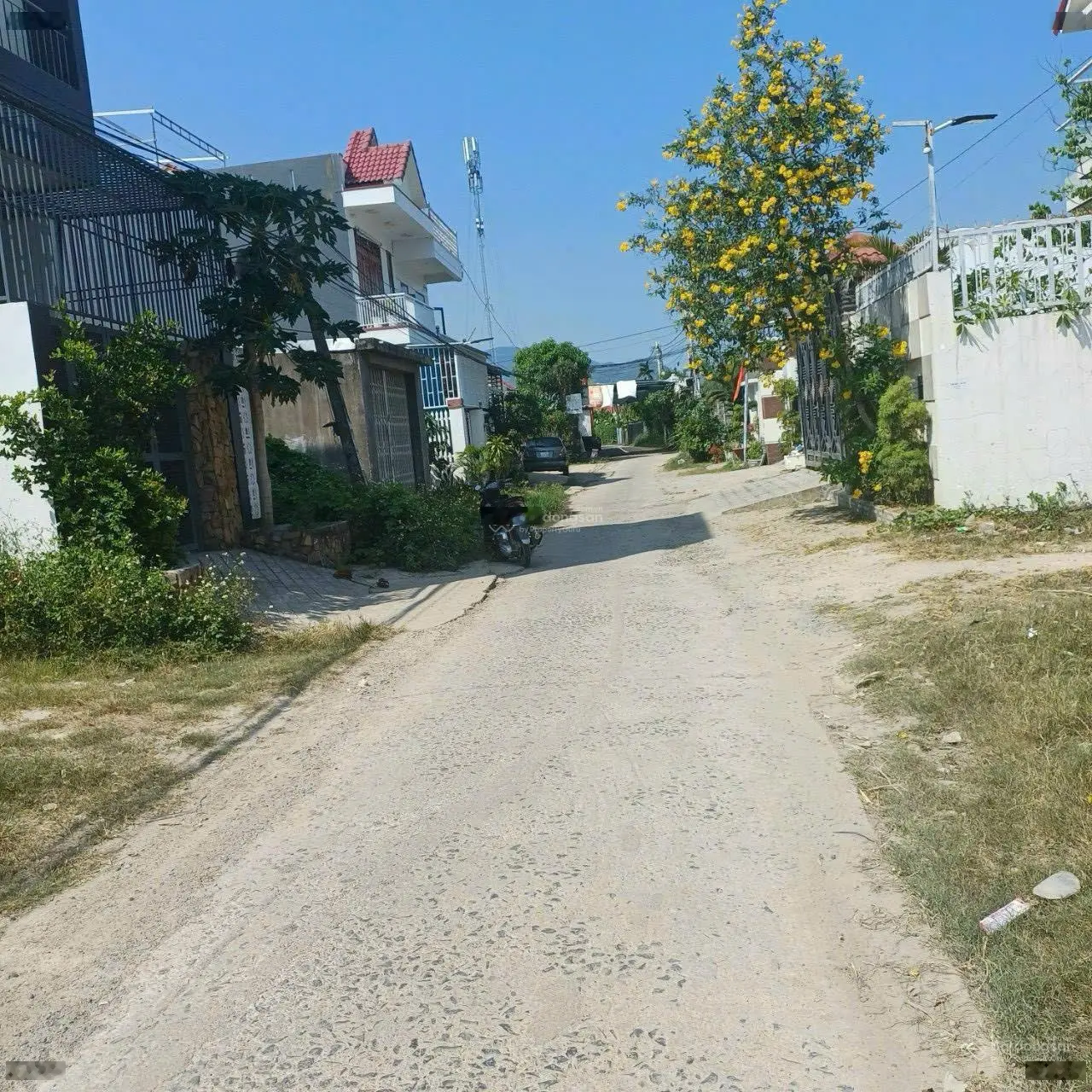 Bán gấp căn nhà 4 tầng vừa mới vừa đẹp tại Diên Khánh DT 76,6m2, có sân để xe, giá 3ty050 có TL