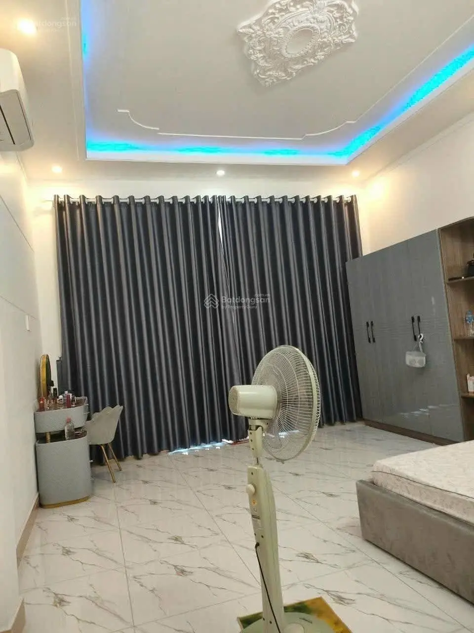Nhà đẹp 1 trệt 2 lầu khu toa xe sát bên vincom 550 dĩ an