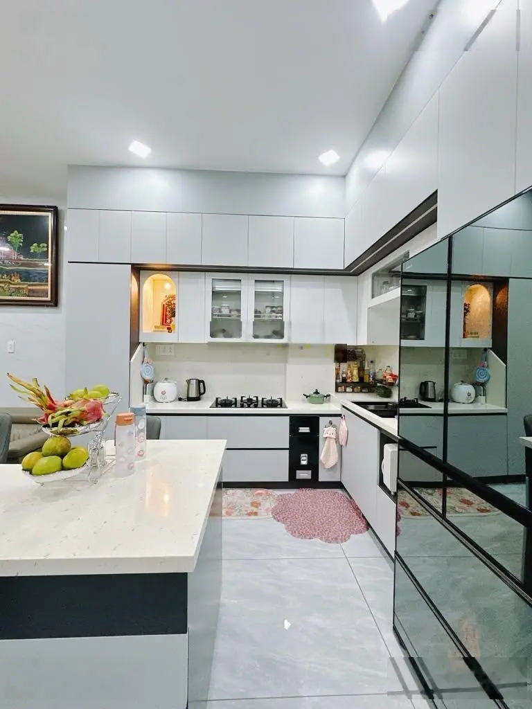 Rẻ giảm 3 tỷ. Bán nhà mặt tiền đường Nguyễn Biểu, nhà đẹp ở ngay hoặc KD CHDV. Có thang máy. Quận 5