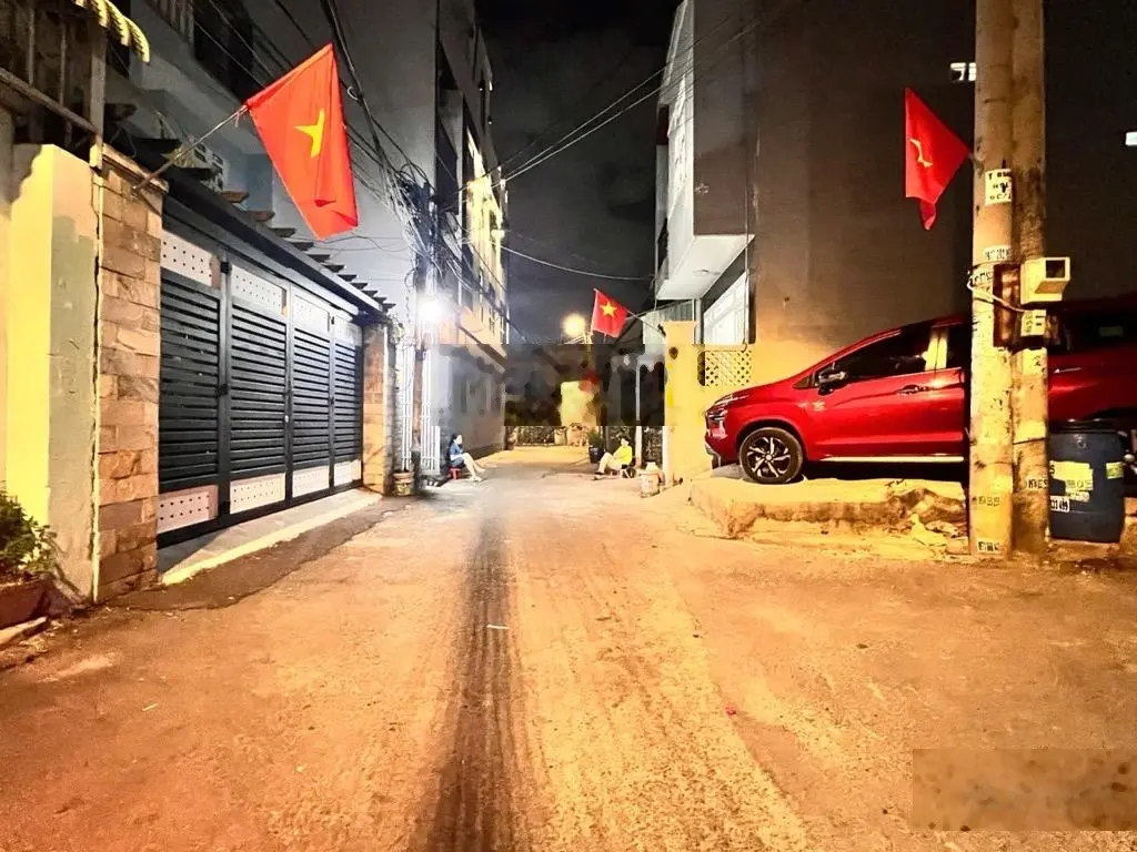 **hẻm xe hơi 55m2 cách chợ chỉ hơn 100m chủ gấp cần bán giá cực ngon!!!**