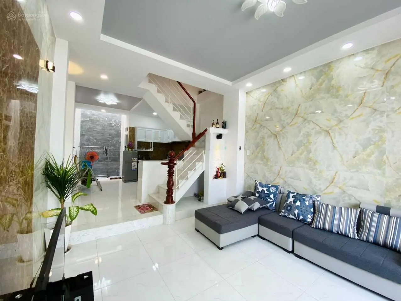 Bán nhà đẹp gía rẻ nhà 1 trệt 1 lầu sổ hồng riêng đúc thật 100% gía rẻ nhất khu tặng nội thất
