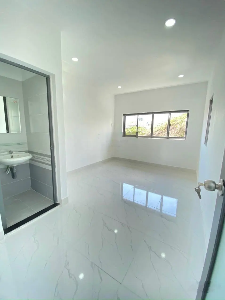 Bán gấp căn nhà đường Phạm Văn Bạch, phường 15, Quận Tân Bình, 1 trệt 2 lầu giá 3tỷ100tr