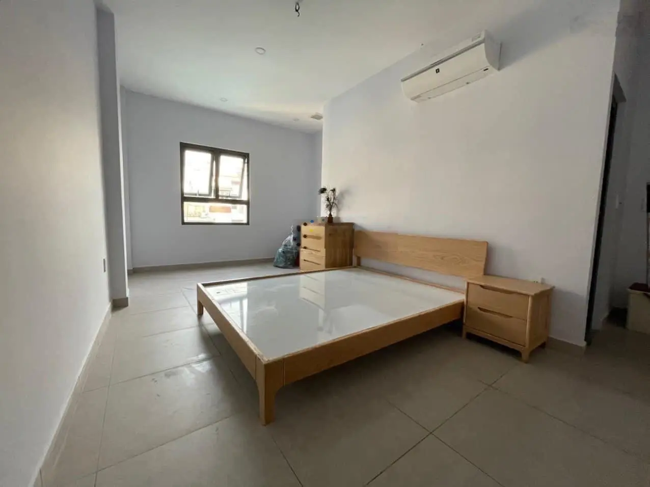 Vị trí trung tâm chợ Bàn Cờ, P3, Quận 3, 2 tầng. Giá bán 3 Tỷ 8 -DT 5,1 x 10m, xe hơi ngủ trong nhà