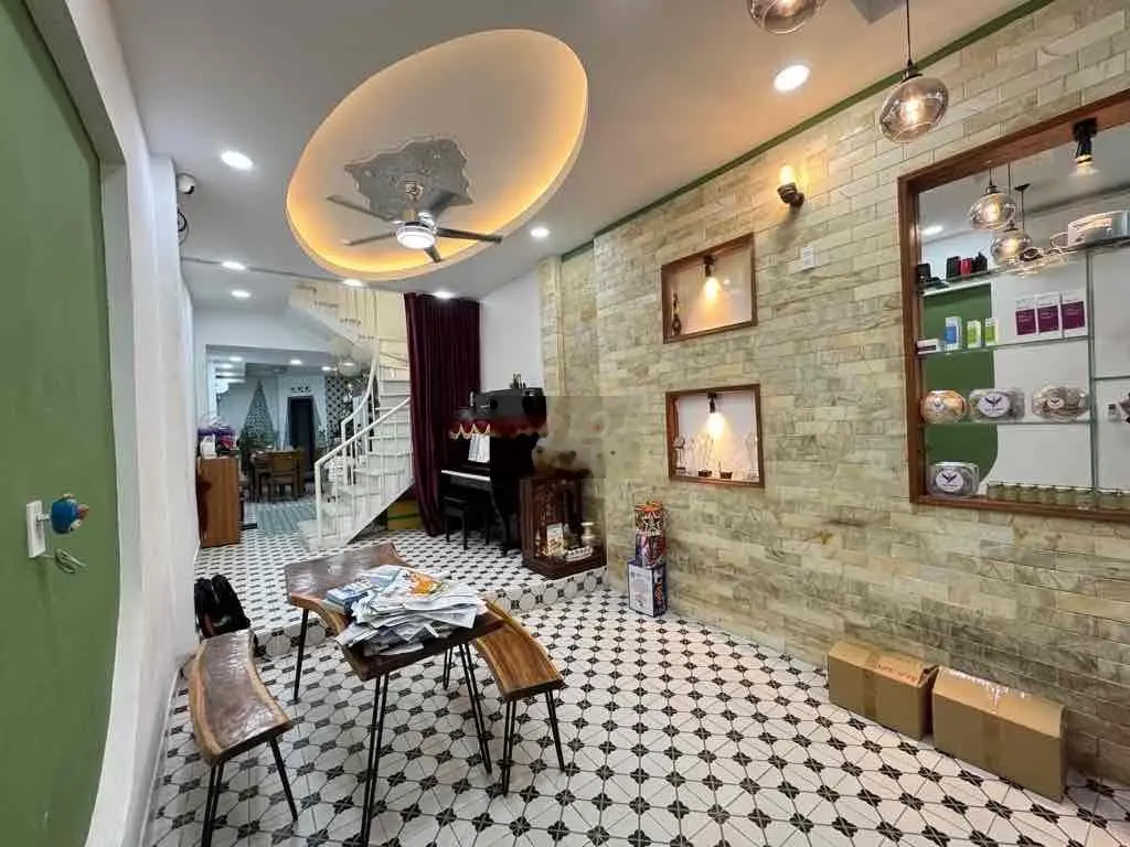 Bán nhà đường Hồng Lạc, 2 tầng 3.3x16m, sổ hồng, 5 tỷ6 TL; hẻm ô tô