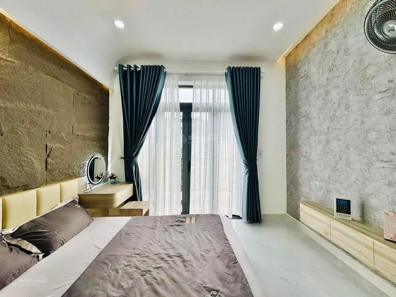Cô chú chủ nhà cần bán nhà Võ Thị Sáu, Q3, sẵn HĐ thuê KD tốt 18tr/th, 72m2, sổ hồng riêng
