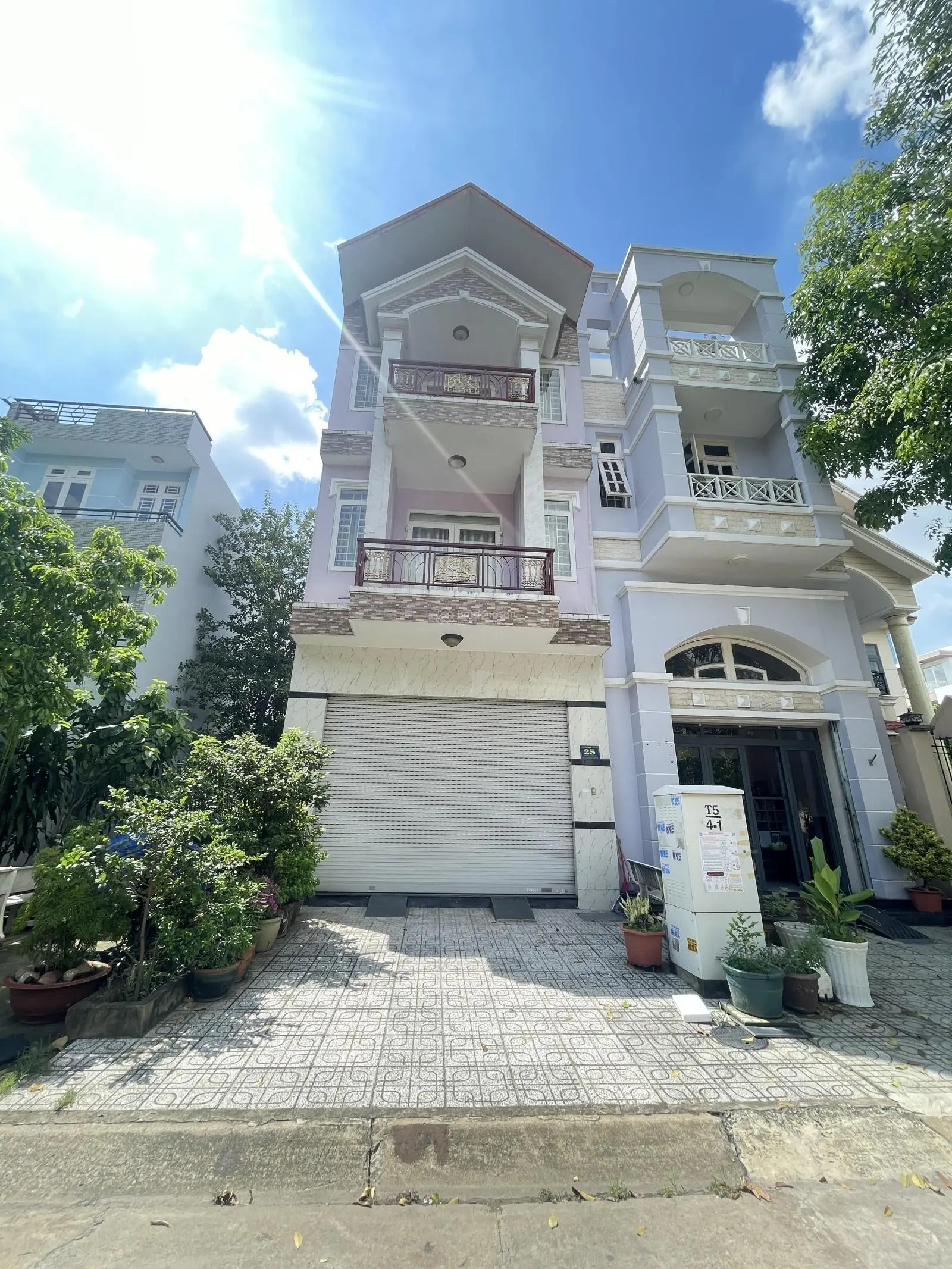 Nhà đẹp trung tâm hành chính Dĩ An, 105m hoàn công, Vị trí đắt địa tại TP Dĩ An. giá chỉ 8.2 tỷ