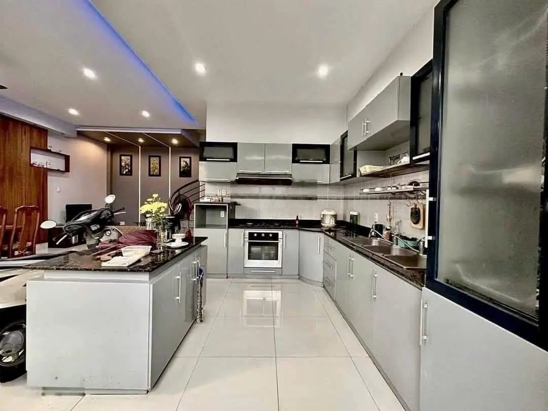 Sổ sẵn cần ra đi căn nhà tâm huyết của 2 vợ chồng hẻm đường Đoàn Nguyễn Tuấn, 65m2 , sổ hồng riêng.