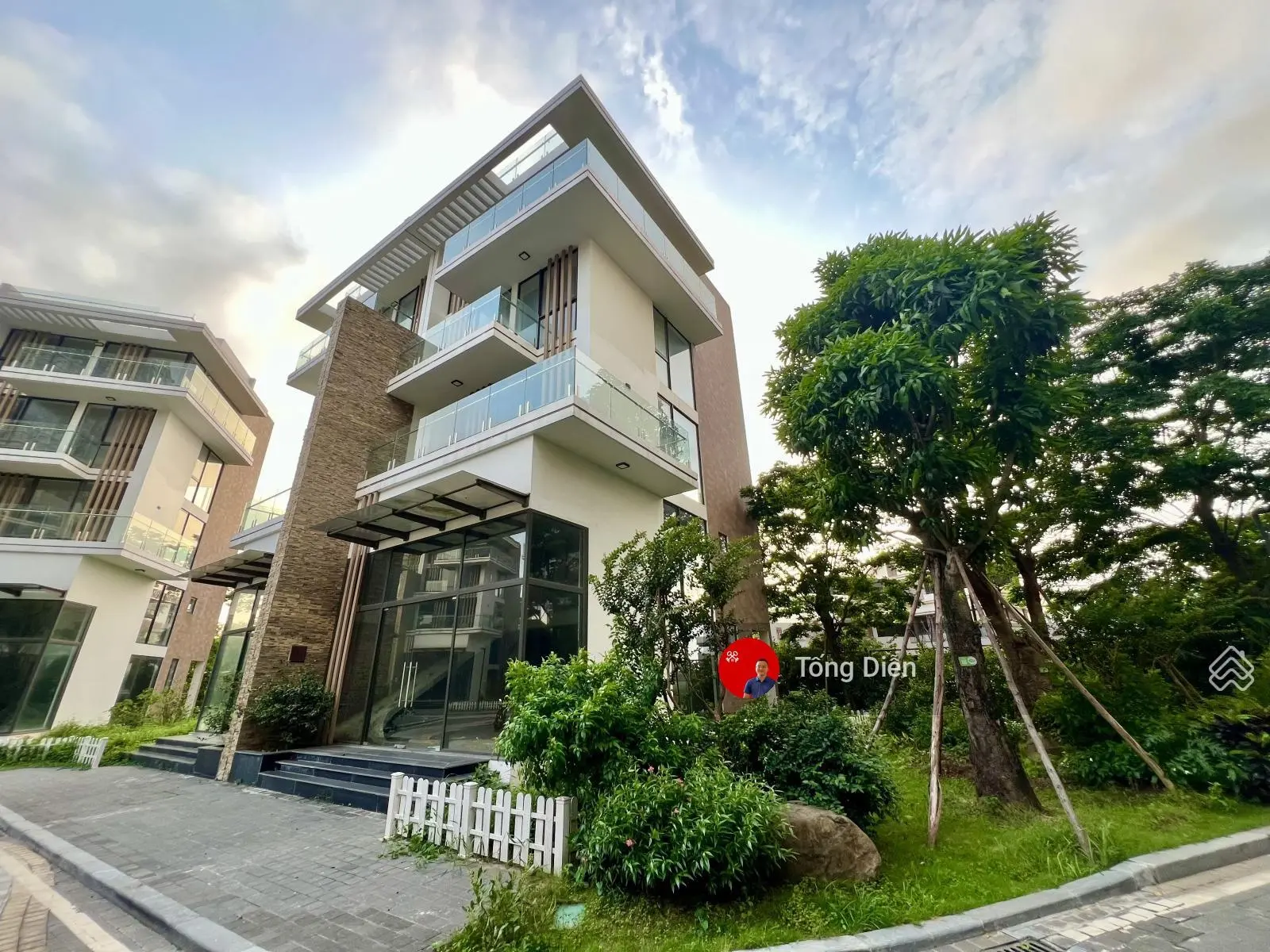 Tống Diễn 0944866678. Bán biệt thự góc 4 tầng Ecopark, + 100 m2 lưu không.